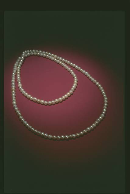 Round and off-round pearl beads of white and off-white pearl (717.6 g) in a necklace. Lot described as 